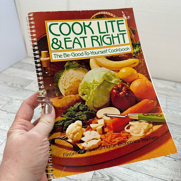 COOK LITE EAT RIGHT Vtg 80s Cookbook Favorite Recipes of Home Economic Teachers - Picture 1 of 11